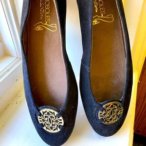 Size 10 black ballet type flats. Aerosoles stitchntime